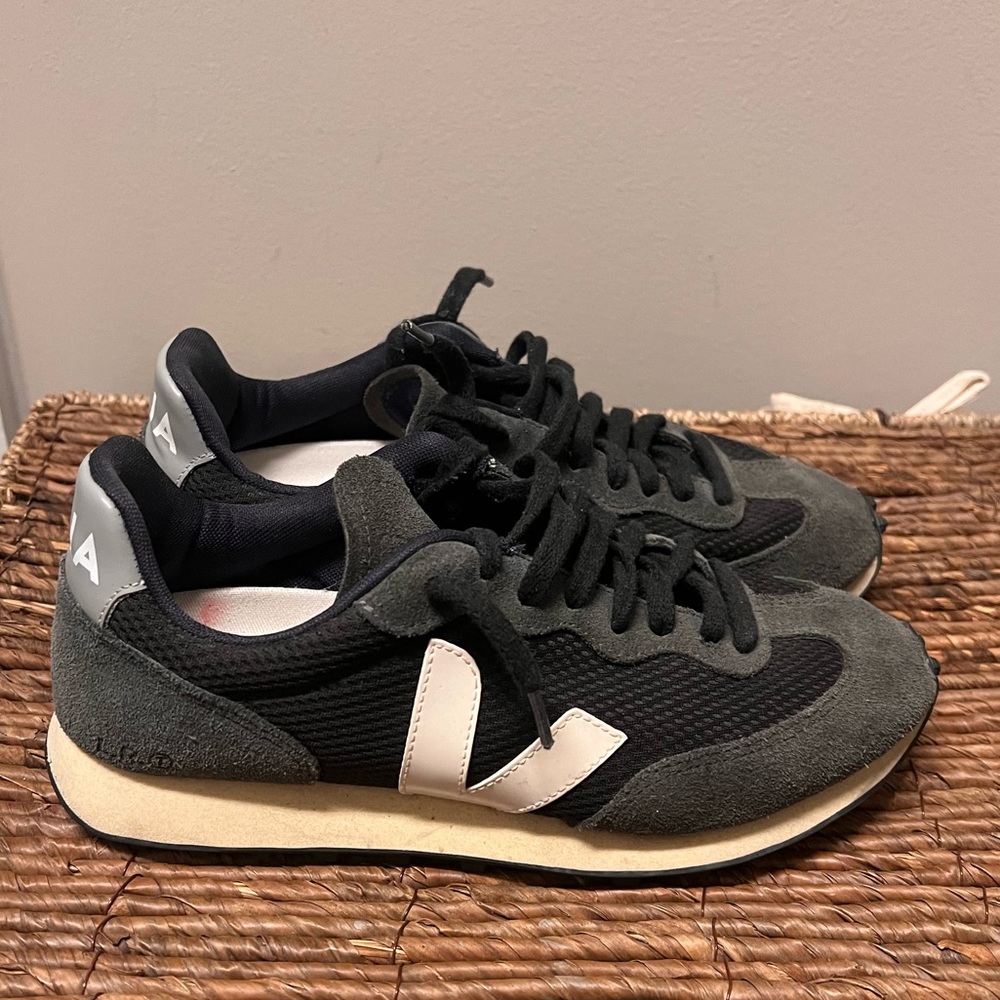 Black VEJA Rio Branco Sneaker, great condition, SIZE 8